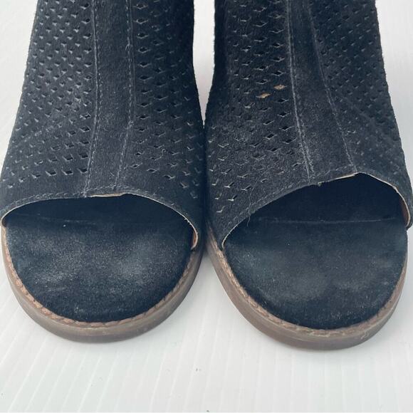 Vionic Chrysaa perforated design peep toe bootie decorative buckles side zip 8.5 - Picture 9 of 9